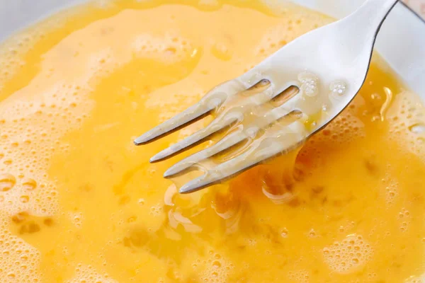 Koki Mengaduk Kuning Telur Dengan Garpu Waktu Memasak — Stok Foto
