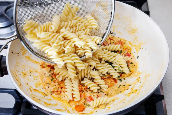 厨师把意大利面和浓稠的酱汁和蔬菜混合在一起 烹调时间 — 图库照片