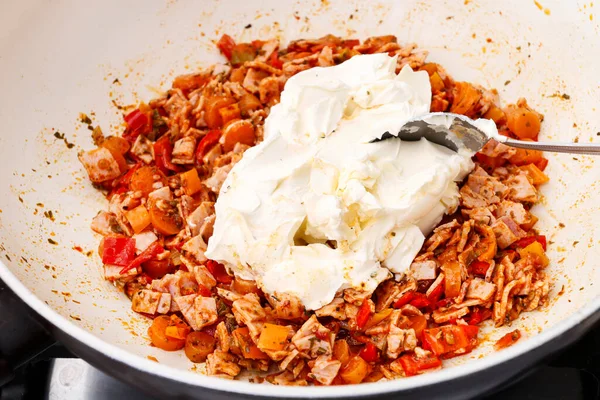 Chef Adds Mascarpone Cheese Vegetables Ham Preparation Thick Pasta Sauce — Stock Photo, Image