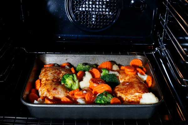 Geroosterde Kip Met Groenten Oven Kooktijd — Stockfoto