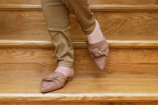 Mujer Está Bajando Las Escaleras Zapatos Elegantes — Foto de Stock