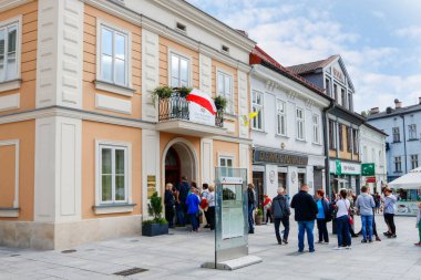 İnsanlar Wadowice, Polonya 'daki John Paul II müzesini ziyaret etmek için kuyruğa giriyor..