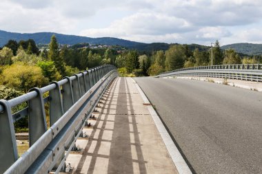 Polonya 'nın Zagorze kentindeki göl ve tepelerin panoramik manzarası.