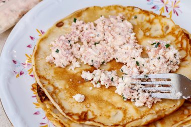 İşteki şef: Geleneksel krepler için nasıl jambon ve peynir yapılır. Adım adım, öğretici.