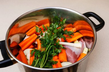 İşteki şef: Çorba nasıl yapılır. Adım adım, öğretici.