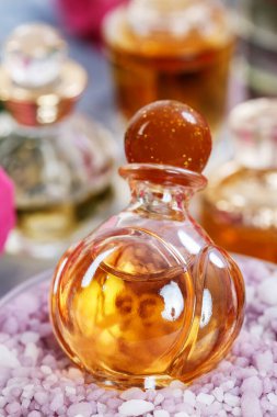 Etrafında küçük parfüm şişesi ve diğer kozmetikler var. Spa zamanı