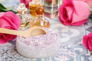 Etrafında küçük parfüm şişesi ve diğer kozmetikler var. Spa zamanı