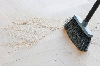 Geleneksel bir fırçayla kirli bir parke süpürüyorum. Temizlik zamanı