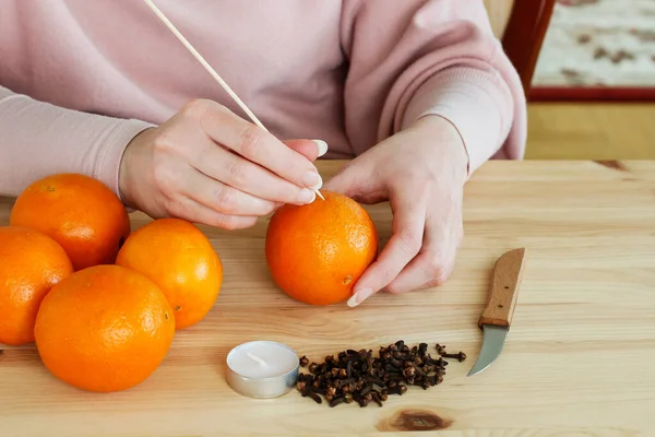 Žena Ukazuje Jak Dělá Oranžová Pomander Koule Svíčkou Krok Krokem — Stock fotografie