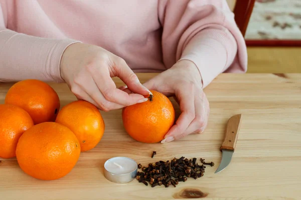 Woman Shows How Make Orange Pomander Ball Candle Step Step — Stock Photo, Image