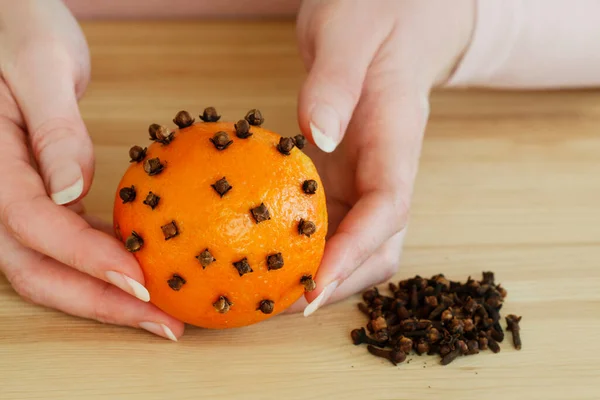 女人教你如何用蜡烛一步一步地做橙色的石榴球 — 图库照片