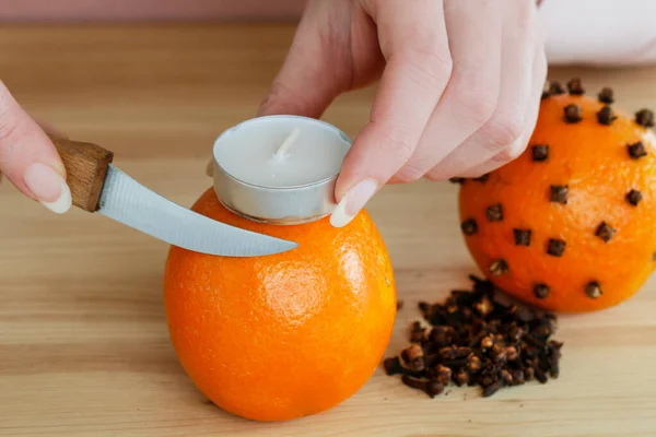 女人教你如何用蜡烛一步一步地做橙色的石榴球 — 图库照片