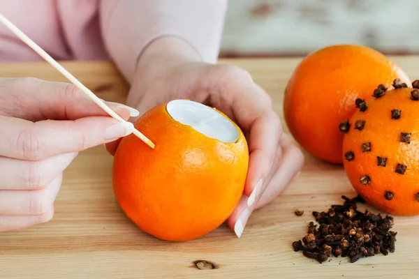 Vrouw Laat Zien Hoe Oranje Pomander Bal Met Kaars Maken — Stockfoto