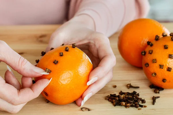 Kobieta Pokazuje Jak Zrobić Pomarańczowy Pomander Piłkę Świecą Krok Kroku — Zdjęcie stockowe