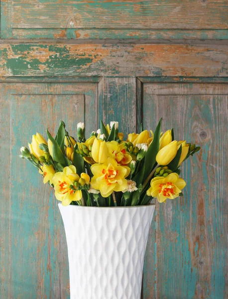 Весенний Букет Желтыми Тюльпанами Гвоздиками Нарциссами Свежие Цветы Белой Вазе — стоковое фото