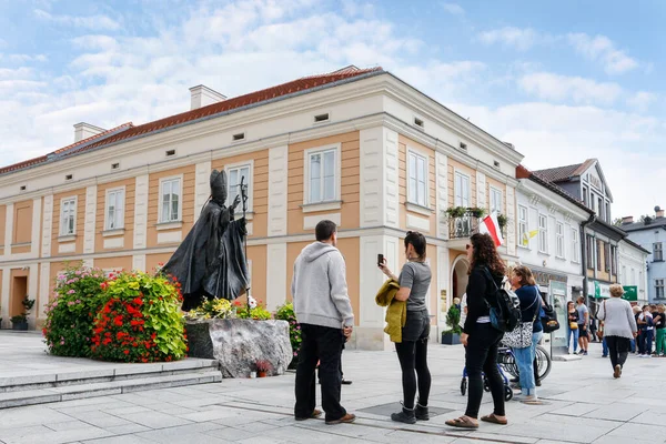 Ludzie Czekają Kolejce Muzeum Jana Pawła Wadowicach — Zdjęcie stockowe