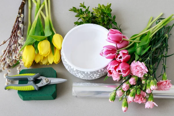 Florista Trabajo Mujer Muestra Cómo Hacer Hermoso Arreglo Floral Con —  Fotos de Stock