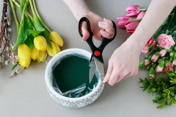 Kwiaciarnia Pracy Kobieta Pokazuje Jak Zrobić Piękny Kwiatowy Układ Tulipan — Zdjęcie stockowe