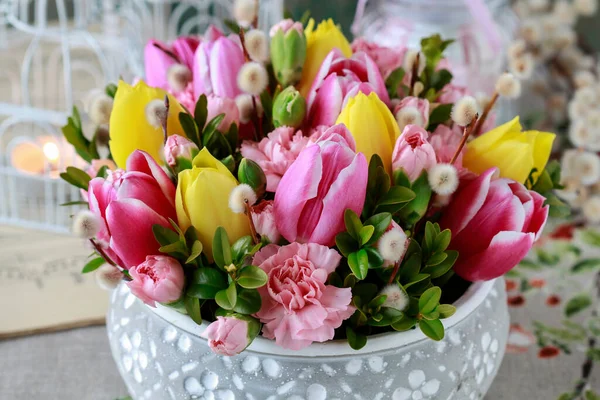 Květinářství Práci Žena Ukazuje Jak Dělá Krásné Květinové Aranžmá Tulipánem — Stock fotografie