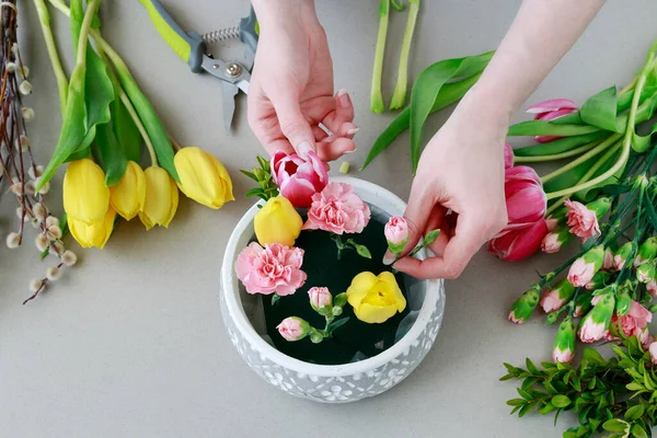 Blommor Jobbet Kvinna Visar Hur Man Vackra Blomsterarrangemang Med Tulpan — Stockfoto