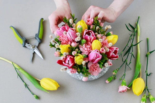 Florista Trabajo Mujer Muestra Cómo Hacer Hermoso Arreglo Floral Con —  Fotos de Stock