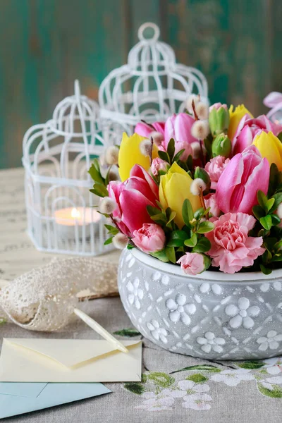 Florist Work Woman Shows How Make Beautiful Floral Arrangement Tulip — Stock Photo, Image