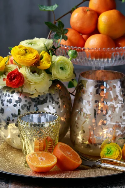 Stelletje Ranunculus Een Gouden Vaas Een Stapel Zoete Sinaasappels Feesttafel — Stockfoto