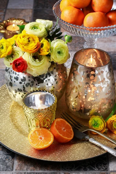 Monte Ranúnculo Num Vaso Dourado Uma Pilha Laranjas Doces Decoração — Fotografia de Stock