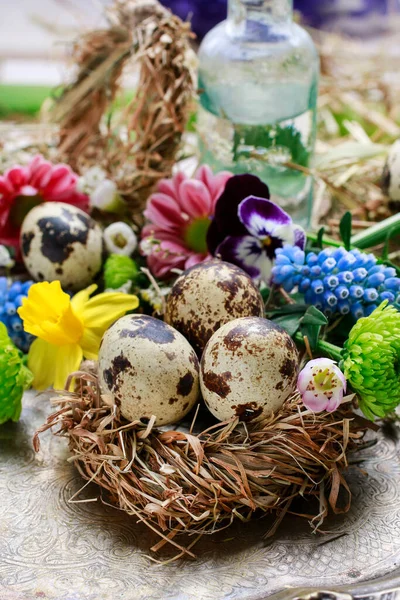 中にはウズラの卵が入った干し草の装飾的な巣 イースターテーブルの装飾 — ストック写真