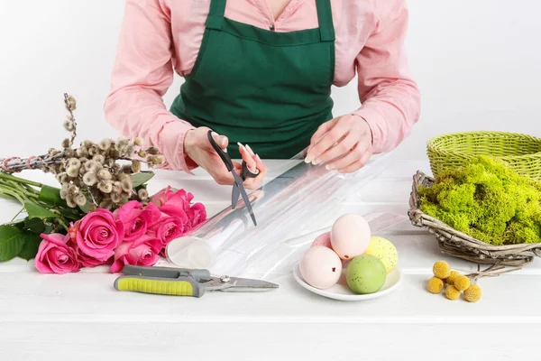 Florista Trabajo Mujer Muestra Cómo Hacer Decoración Mesa Pascua Con — Foto de Stock