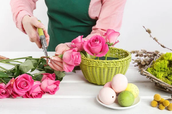 Florist Jobben Kvinne Viser Hvordan Man Lager Påskebord Dekorasjon Med – stockfoto