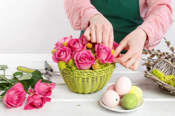 Florist Jobben Kvinne Viser Hvordan Man Lager Påskebord Dekorasjon Med – stockfoto