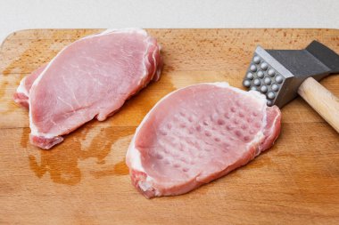 İşteki bir şef: schabowy nasıl yapılır - Viyana şnitzeline benzeyen ekmek kırıntılarıyla kaplı Polonya usulü domuz pirzolası çeşitleri. Adım adım, öğretici.