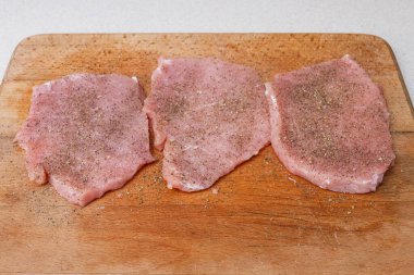 İşteki bir şef: schabowy nasıl yapılır - Viyana şnitzeline benzeyen ekmek kırıntılarıyla kaplı Polonya usulü domuz pirzolası çeşitleri. Adım adım, öğretici.