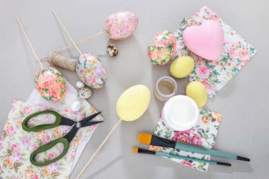 Paskalya yumurtalarını dekupaj tekniğiyle süslemek. Hobi zamanı