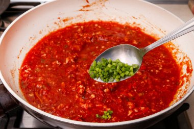 İşteki şef: Makarna için bolonez sosu nasıl yapılır. Adım adım özel ders.