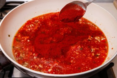 İşteki şef: Makarna için bolonez sosu nasıl yapılır. Adım adım özel ders.