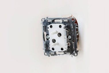 Duvardaki kurulum sırasında klima prize takıldı. Tamir zamanı.