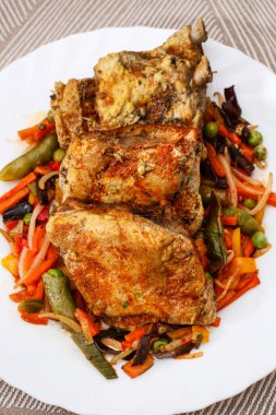 Sebzeli ve sebzeli pirzola. Öğle yemeği vakti.