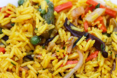 Çeşitli sebzeli pilav. Asya yemeği. Yemek zamanı.