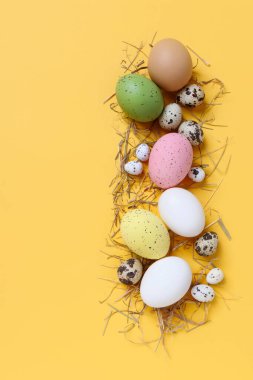 Sarı kağıtta yumurta ve saman. Paskalya kartpostalı motifi. Grafiksel kaynaklar