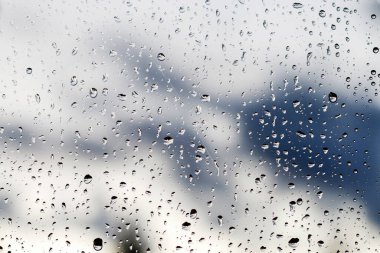 Pencerede yağmur damlaları. Soyut arkaplan. Grafiksel kaynaklar