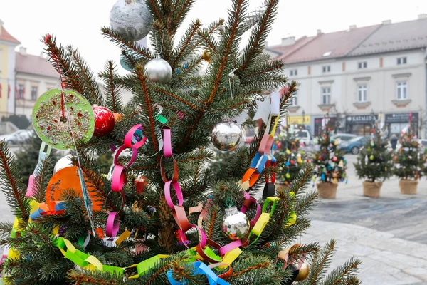 クリスマスツリーのための手作りの装飾 祭りの時間 — ストック写真
