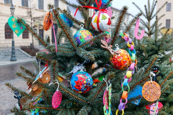 クリスマスツリーのための手作りの装飾 祭りの時間 — ストック写真