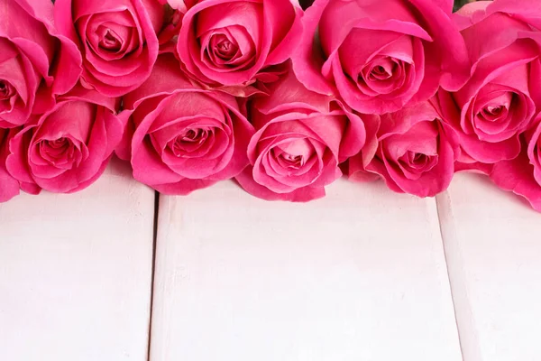 Różowe Róże Białym Drewnianym Tle Przestrzeń Kopiowania Zasoby Graficzne — Zdjęcie stockowe