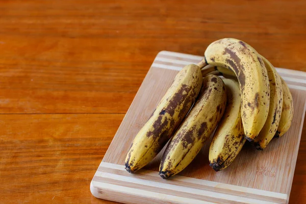 Спелые Бананы Деревянной Доске Здоровое Питание — стоковое фото