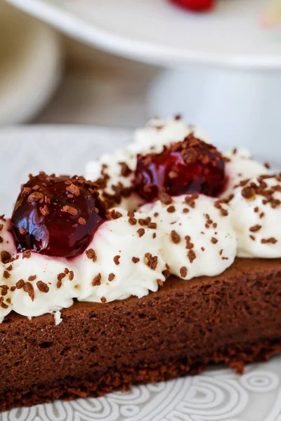 Chocoladetaart Met Slagroom Versierd Met Kersen Een Zoete Saus Feesttoetje — Stockfoto