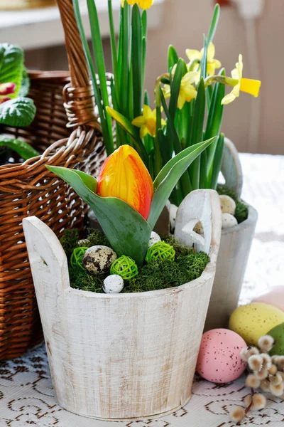 テーブルの上に美しい春の花やウィッカーバスケット 春の装飾 — ストック写真