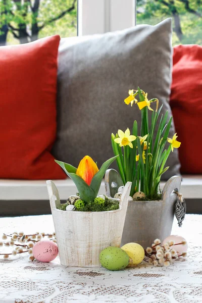 Belles Fleurs Printanières Sur Table Bois Décoration Traditionnelle Pâques Printemps — Photo