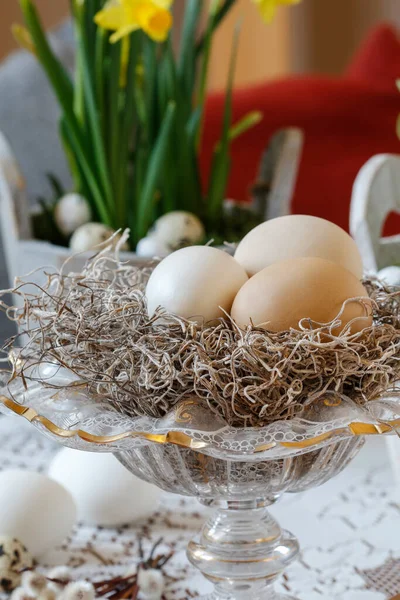 クリスタルスタンドに卵と洗練されたイースターの装飾 祭りの時間 — ストック写真